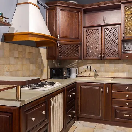 Tut Staroevreyska With Terrace *