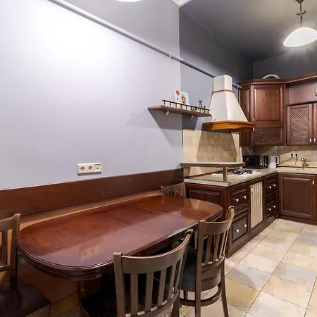 Tut Staroevreyska With Terrace Leópolis