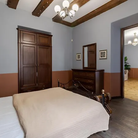 Tut Staroevreyska With Terrace Apartment