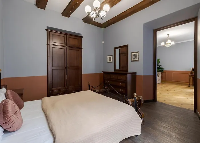 Tut Staroevreyska With Terrace Apartment